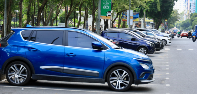 TP HCM cho phép đỗ xe, sạc điện cùng lúc trên lòng đường