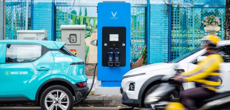 Công ty của ông Phạm Nhật Vượng đề xuất bỏ giá sạc giờ cao điểm cho xe điện