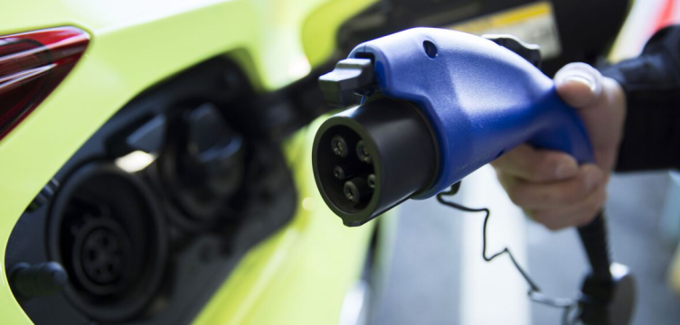 Người dùng lo ngại áp giá điện kinh doanh cho trạm sạc xe điện