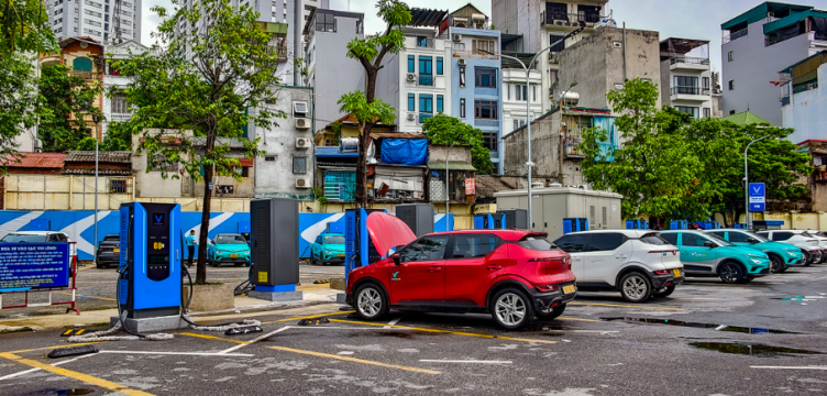 Hà Nội cho phép lắp trạm sạc và đổi pin xe điện tại 39 điểm đỗ