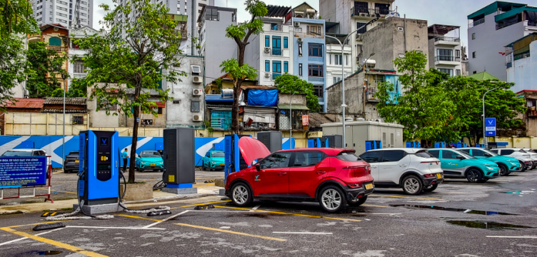 Hà Nội thí điểm 39 trạm sạc, tủ đổi pin tại bãi đỗ xe công cộng