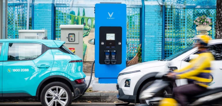 Công ty của ông Phạm Nhật Vượng đề xuất bỏ giá sạc giờ cao điểm cho xe điện