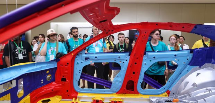 Nhà máy xe điện Xiaomi khiến cả Trung Quốc phát cuồng: 100.000 người tranh 200 suất tham quan