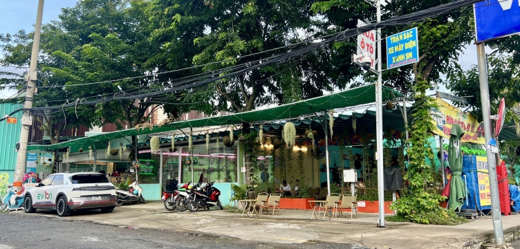 Trạm sạc xe điện 'chill' nhất TP.HCM: Có sân bóng, máy lạnh, lọc không khí.