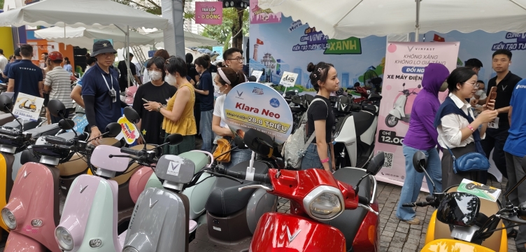 Gần 1.000 người &#039;đổi xăng lấy điện&#039; trong hai ngày