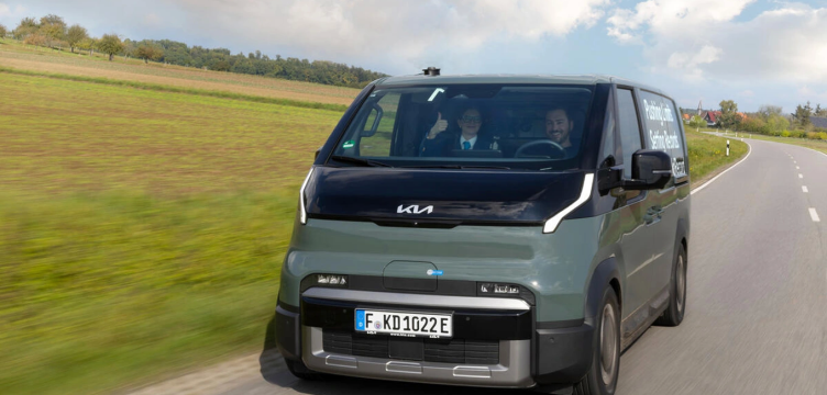 Chiếc xe điện lập kỷ lục đi được quãng đường gấp đôi quảng cáo