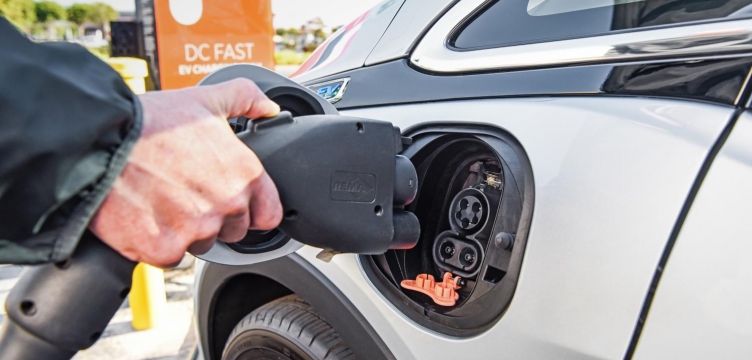 Giá xăng dầu liên tục biến động, lượng tìm kiếm xe điện gia tăng