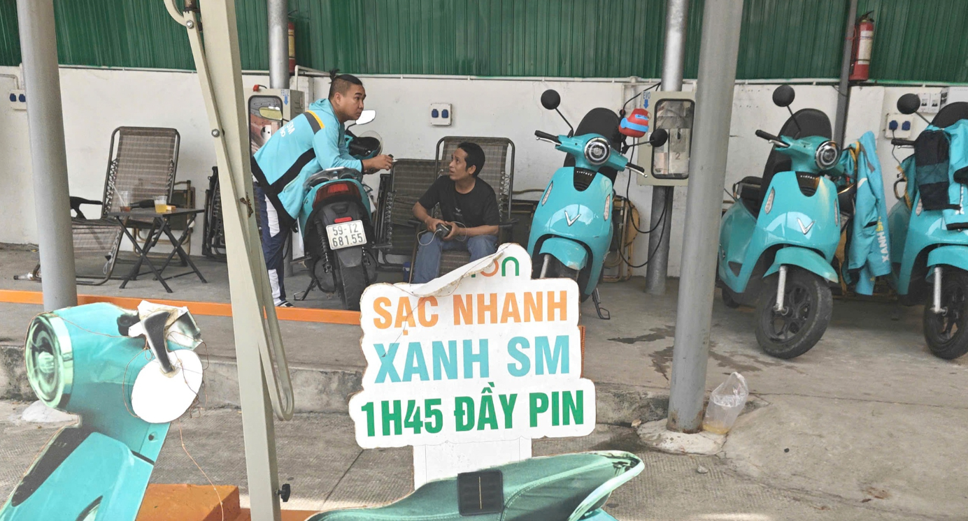 Nở rộ 'trạm sạc bình dân' xe máy điện