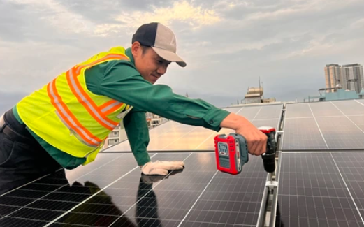 Giữ đề xuất điện mặt trời mái nhà dùng thừa được bán 0 đồng