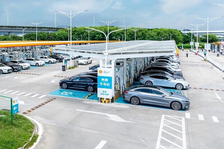 Công ty của ông Phạm Nhật Vượng đề xuất bỏ giá sạc giờ cao điểm cho xe điện