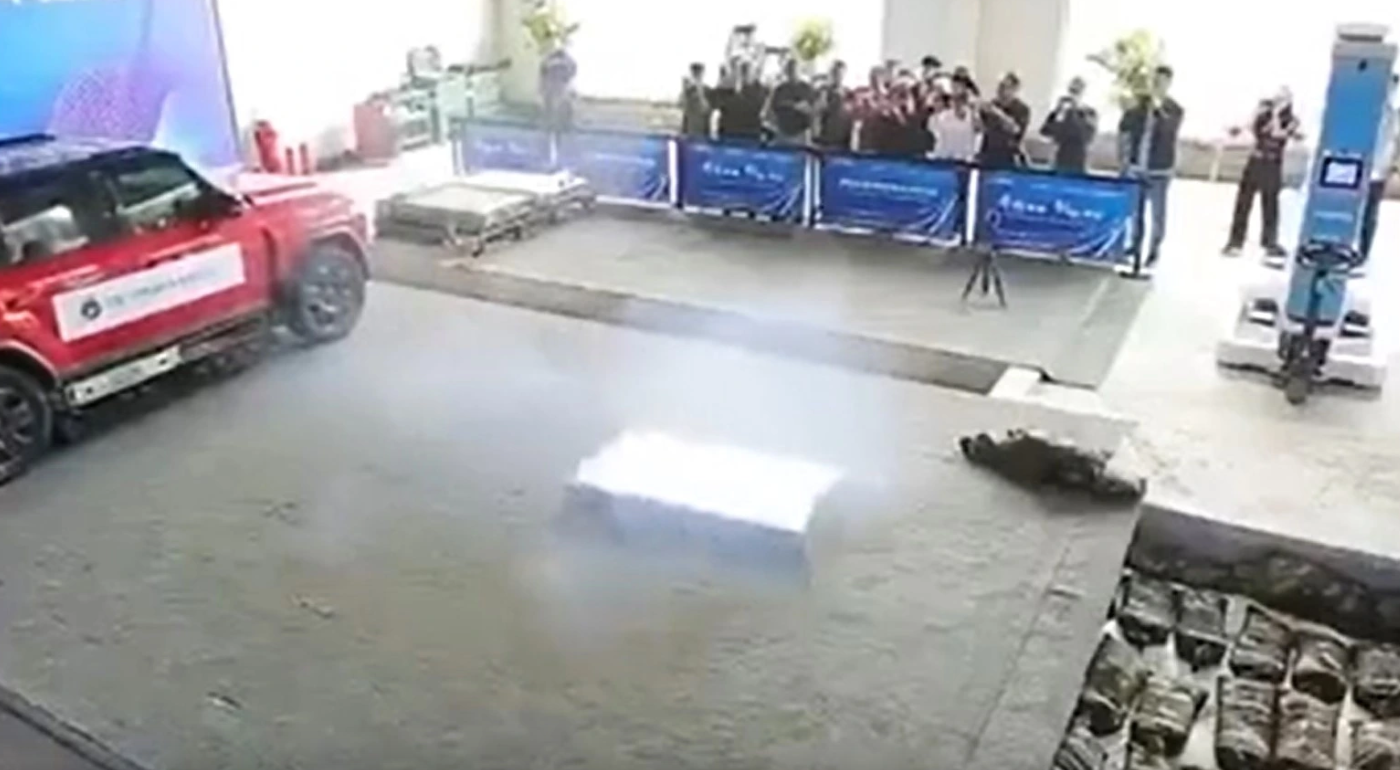 Ô tô điện có khả năng phóng pin 'tự cứu mình', giải pháp gây tranh cãi