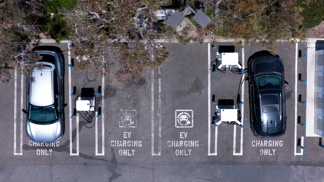 Doanh số xe điện vẫn tăng trên toàn cầu