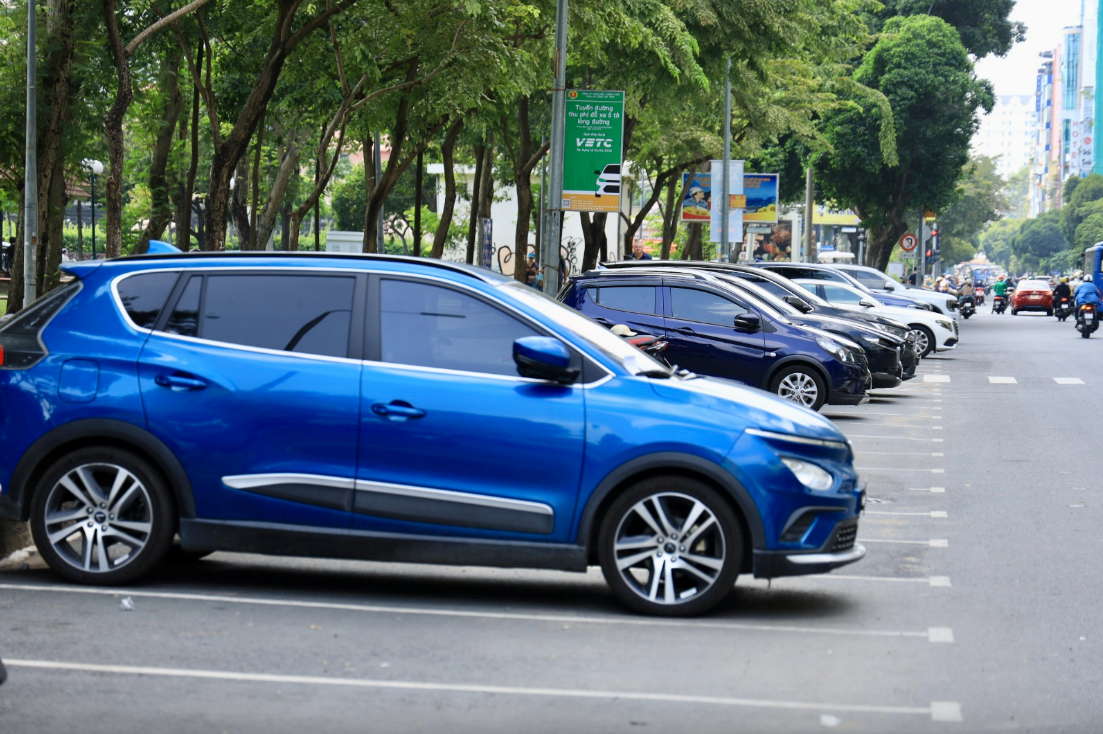 TP HCM cho phép đỗ xe, sạc điện cùng lúc trên lòng đường