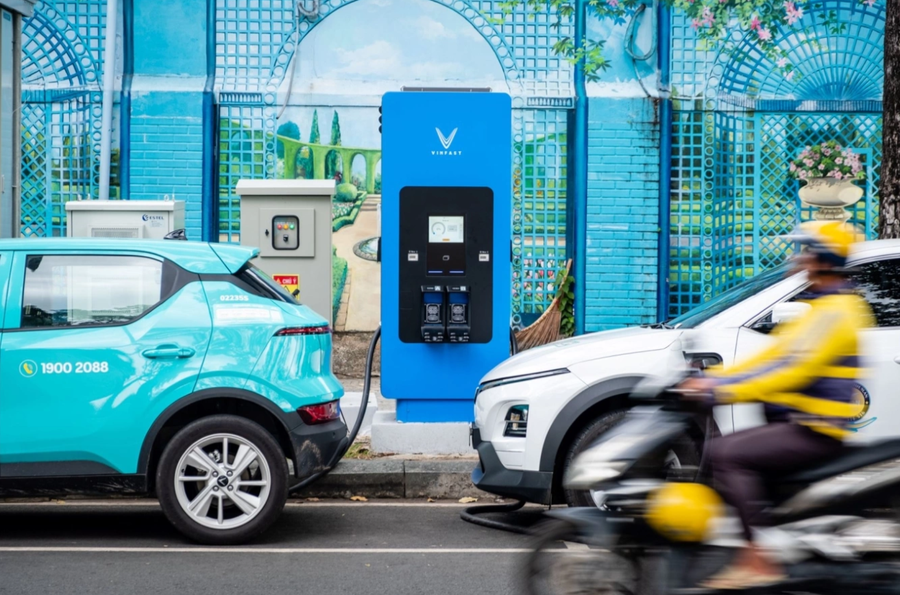 Công ty của ông Phạm Nhật Vượng đề xuất bỏ giá sạc giờ cao điểm cho xe điện