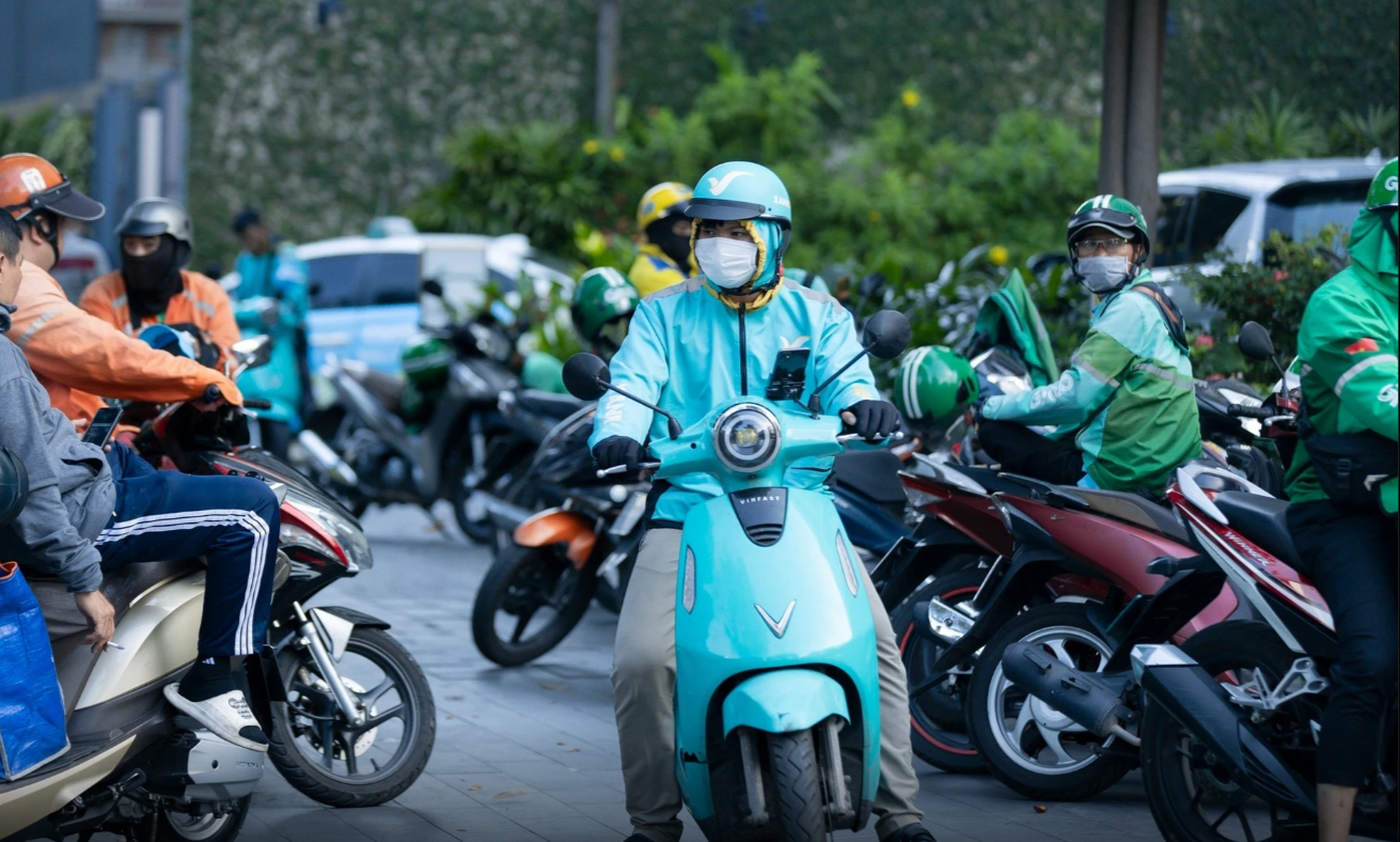 Cấm xe máy xăng chạy dịch vụ tại Hà Nội - Grab, Be sẽ thế nào?