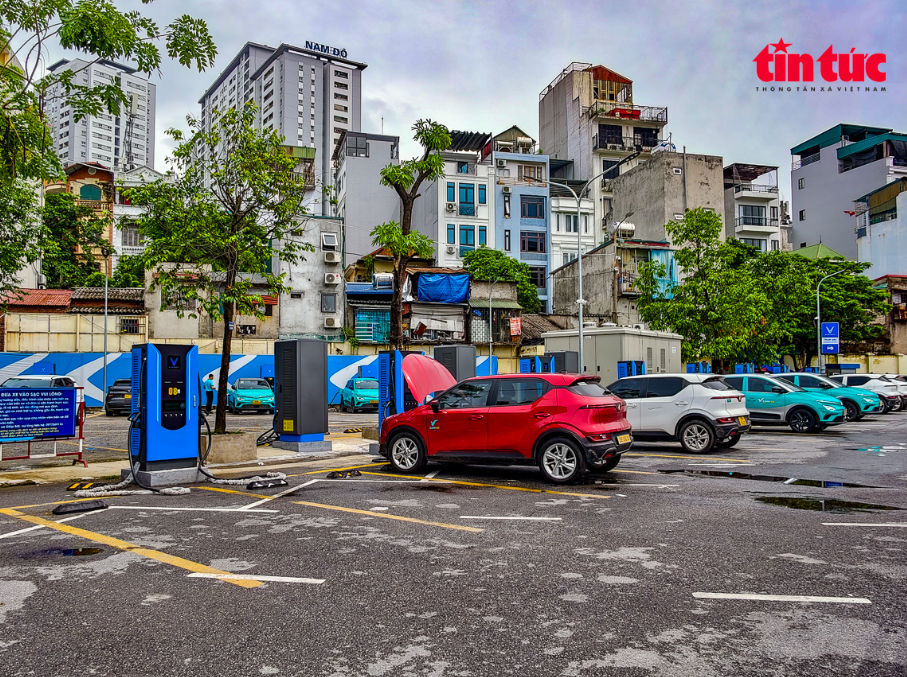 Hà Nội thí điểm 39 trạm sạc, tủ đổi pin tại bãi đỗ xe công cộng
