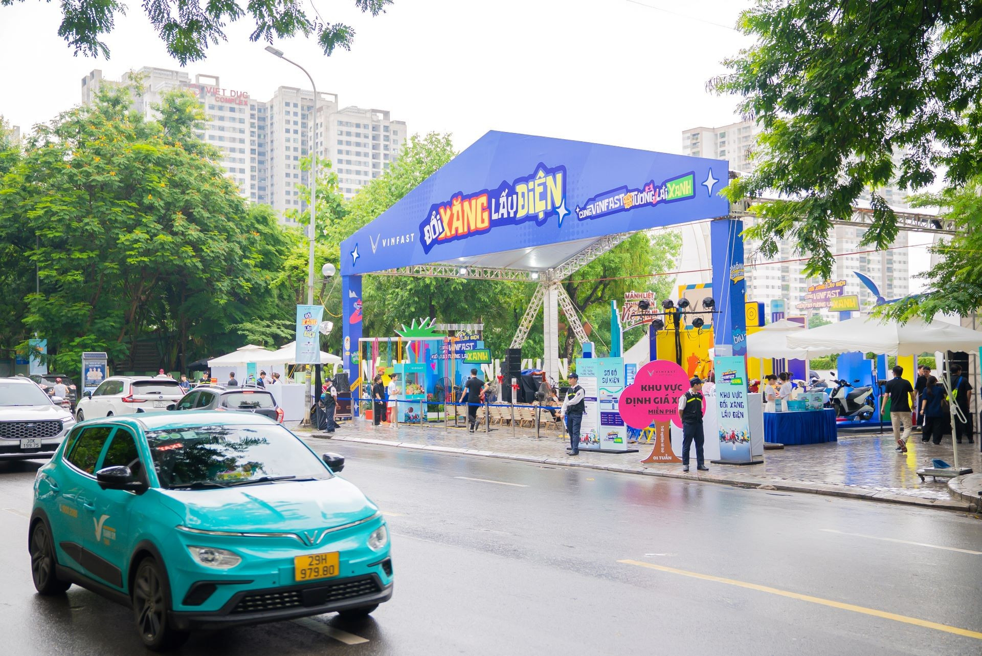 Gần 1.000 người &#039;đổi xăng lấy điện&#039; trong hai ngày