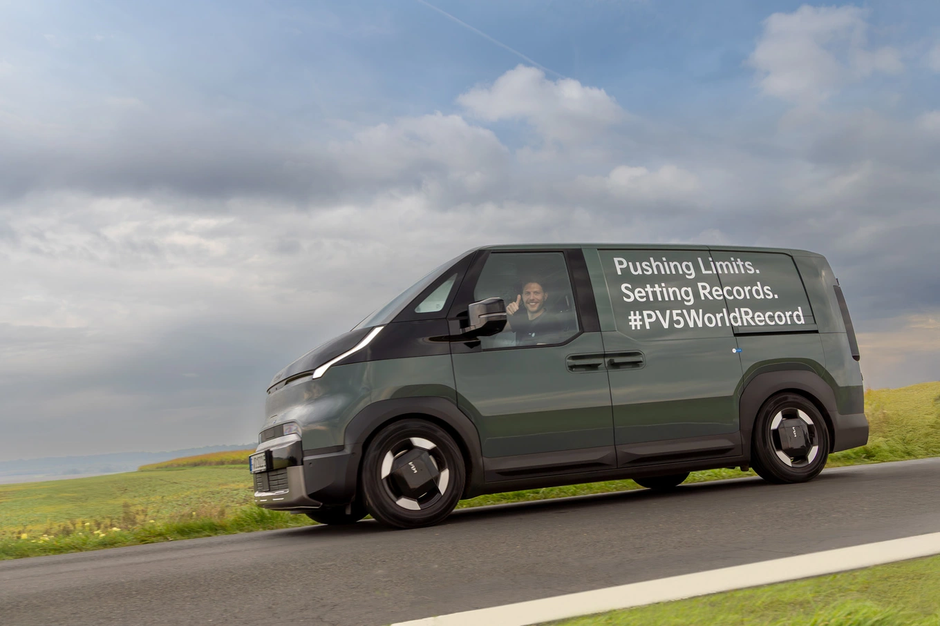 Chiếc xe điện lập kỷ lục đi được quãng đường gấp đôi quảng cáo